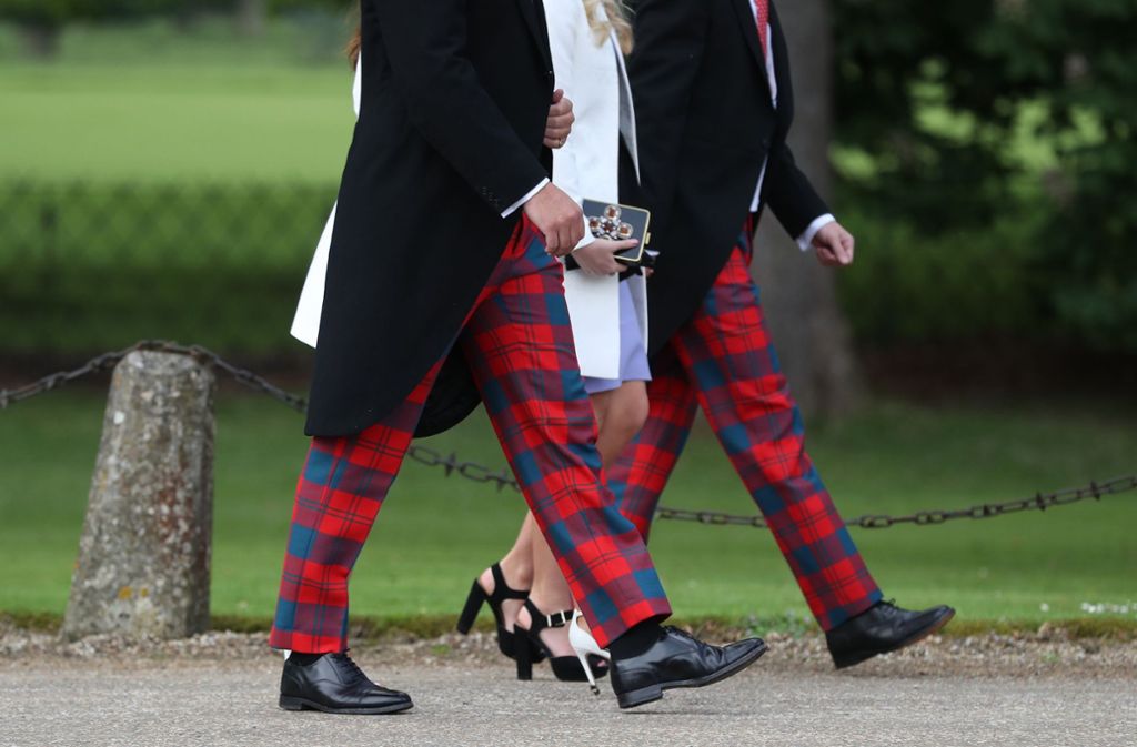 Wie angekündigt kamen tatsächlich einige Gäste im Kilt oder zumindest schottisch angehauchten Outfits zur Trauung.
