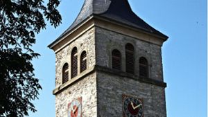 Tradition: Wie eine wehrhafte Burg steht der stattliche Turm der Dionysiuskirche im Mittelpunkt von Schmiden. Foto:  