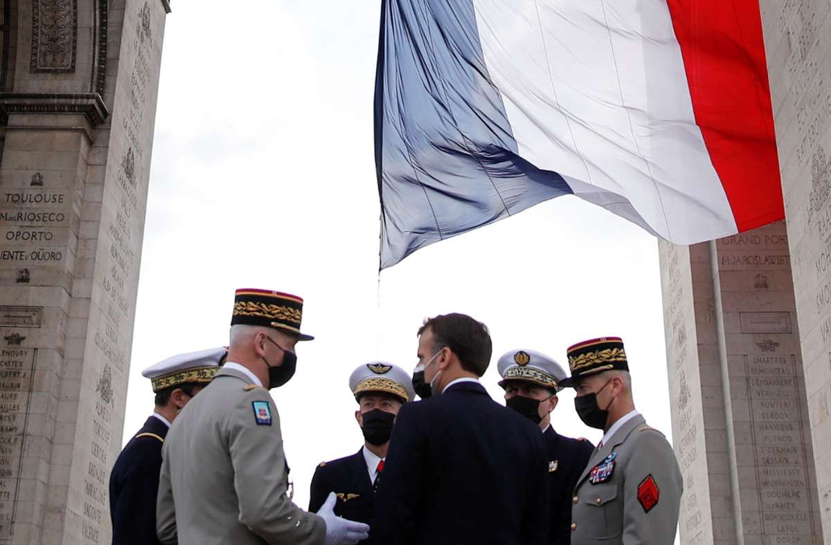 Emmanuel Macron beging Anfang Mai  mit ranghohen Militärs das Ende des Zweiten Weltkrieges. In einem anonymen Schreiben heißt es nun, dass weite Teile der  Armee unzufrieden seien mit seiner Politik. Foto: AFP/CHRISTIAN HARTMANN