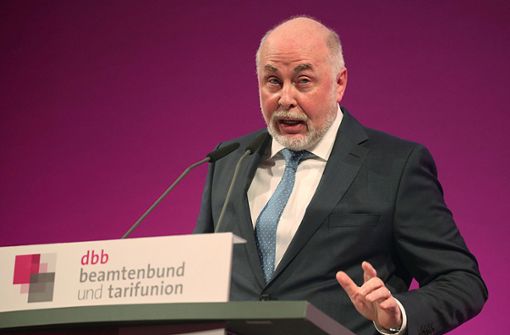 Der neue Beamtenbund-Vorsitzende Ulrich Silberbach drängt die Politik zum Handeln. Foto: dpa