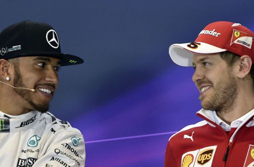 Auf dieses Duell schauen die Motorsportfans in aller Welt: Die viermaligen Weltmeister Lewis Hamilton (li./Mercedes) und Sebastian Vettel (re./Ferrari) wollen jeweils Titel Nummer fünf. Foto: AFP