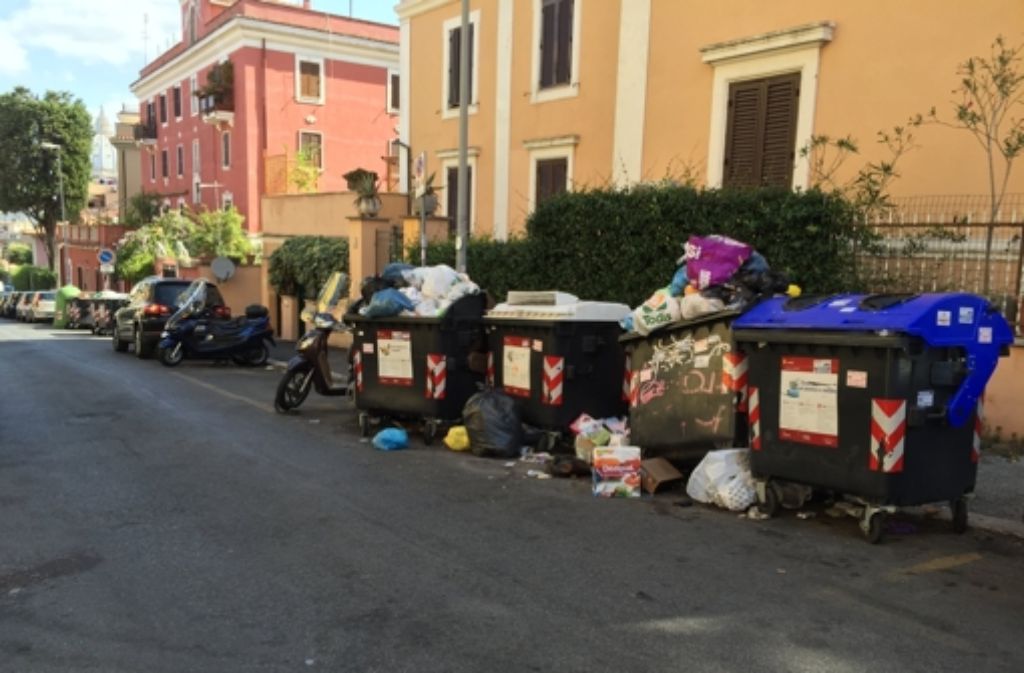 In Rom türmen sich die Abfallberge am Straßenrand  – bis zum Heiligen Jahr, das am 8. Dezember beginnt, will Bürgermeister Ignazio Marino die Stadt wieder auf Hochglanz bringen Foto: dpa