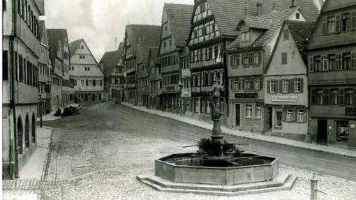 Der Leonberger Marktplatz im Jahr 1925 mit der „Brot u. Feinbäckerei G. Hegele“. Foto: Archiv/Stadt Leonberg