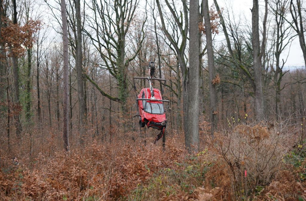 Der neue Suzuki eines Mannes musste mit einem Kran aus einem Waldstück bei Esslingen geborgen werden.