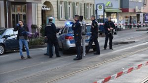 Einsatzkräfte der Polizei stehen am 25.02.2017 vor einem Hotel in Heidelberg, nachdem ein Autofahrer mehrere Fußgänger angefahren hatte und dann mit einem Messer bewaffnet geflüchtet war (Archivbild). Foto:  