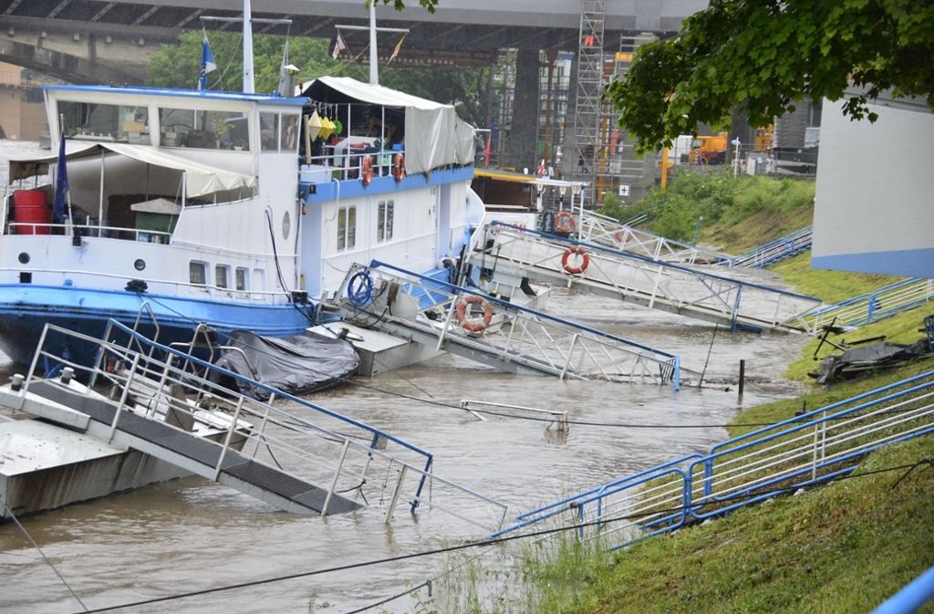 Die Mitarbeiter des Stuttgarter Neckar-Käpt’n kamen nicht auf ihre Schiffe – die Stege standen unter Wasser.