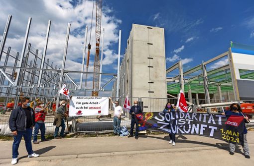 „Arbeit um jeden Preis!?“ Gewerkschafter am Mittwoch  vor Amazon Foto: Eibner/Drofitsch