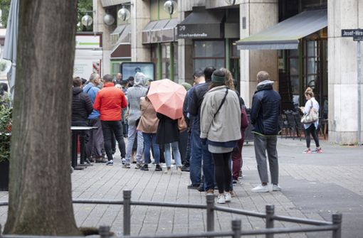 Warteschlangen vor der Ausländerbehörde: Die Wirtschaftskammern wollen daran vorbei. Foto: Lichtgut/Julian Rettig