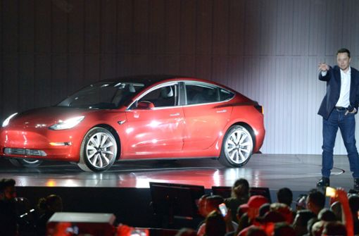 Tesla-Chef Elon Musk (rechts) stellt das neue „Model 3“ vor. Foto: dpa