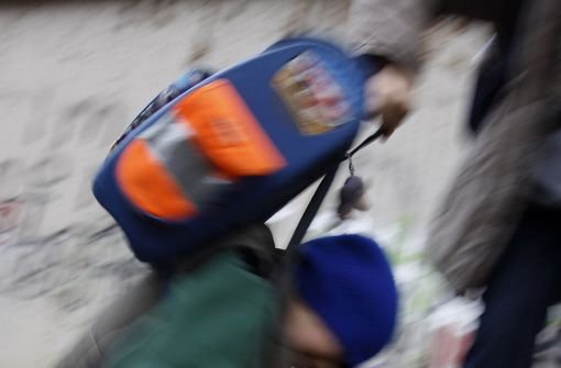 Ein zwölf Jahre alter Junge ist am Dienstagnachmittag in Esslingen niedergeschlagen und beraubt worden. Die Täter stahlen ihm den Geldbeutel und ließen das Kind verletzt zurück. (Symbolbild) Foto: dpa
