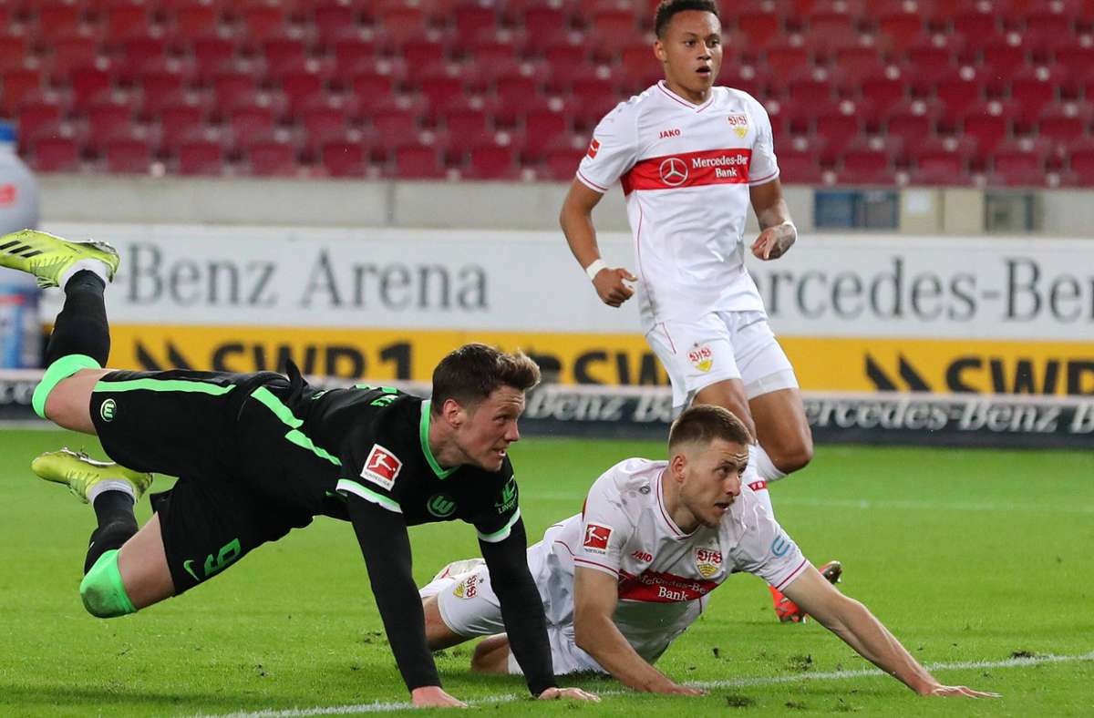 Wout Weghorst (li.) trifft per Kopf zum 2:0 des VfL Wolfsburg gegen den VfB – und die Stuttgarter Waldemar Anton und Roberto Massimo (hi.) schauen erschrocken zu.
