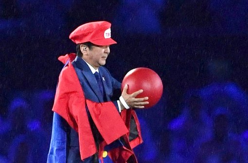 Japans Premier zeigt mit seinem Auftritt im Maracanã Humor. Foto: AP