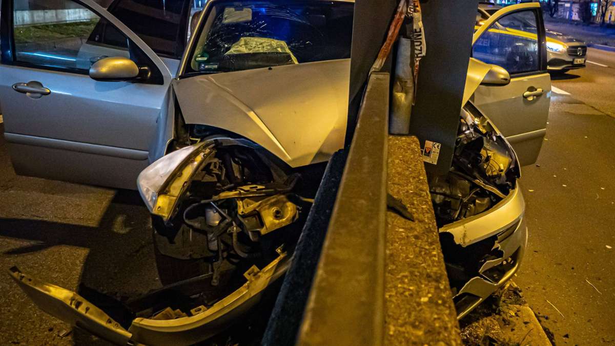 Unfall in Stuttgart-Mitte: Auto kracht gegen Betonmauer