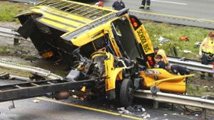 Mindestens zwei Tote bei Schulbus-Unglück