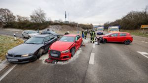 Unfall mit drei Autos fordert zwei Verletzte und hohen Schaden