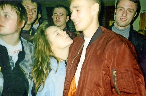 Mitte der 1990er Jahre himmelt die mutmaßliche NSU-Terroristin Beate Zschäpe ihren damaligen Freund und NSU-Kumpanen Uwe Mundlos auf einer Feier von Neonazis an Foto: StN