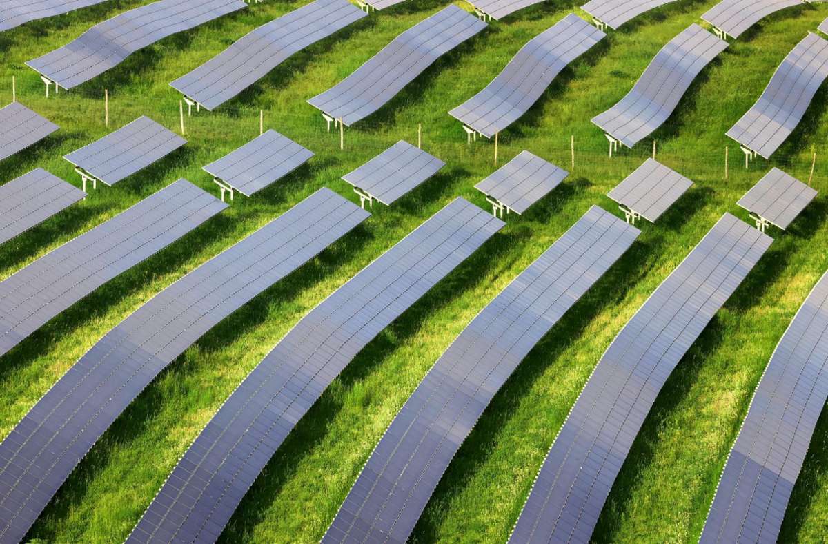 Solarparks könnten bald auch an Landesstraßen entstehen. Foto: dpa/Karl-Josef Hildenbrand