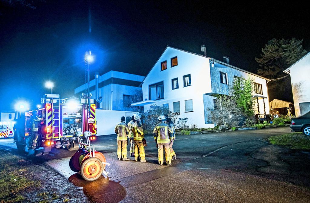Wieder ein Brand in Freiberg am Neckar: Am Mittwochabend wurde die Feuerwehr zu einem Haus nahe der Bahnlinie gerufen. Foto: 7aktuell.de/Simon Adomat