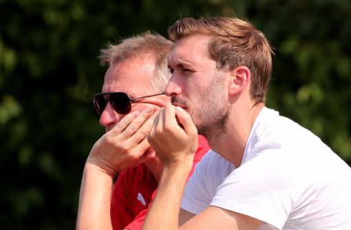 Michael Reschke (links), Sportvorstand des VfB Stuttgart, äußert sich zur umstrittenen Aussage von Stefan Reinartz. Foto: Pressefoto Baumann