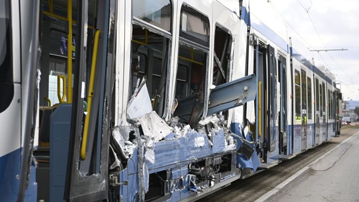 Straßenbahn bei Unfall aufgeschlitzt –  14 Verletzte
