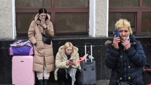 In Kiew bereiten sich Menschen auf die Flucht vor. Foto: AFP/Daniel Leal