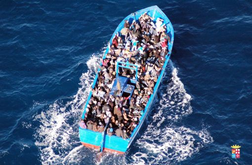 Ein Schleppboot mit aus dem Mittelmeer geretteten Migranten darf nicht in einen italienischen Hafen einlaufen. (Symbolbild) Foto: ANSA / ITALIAN NAVY