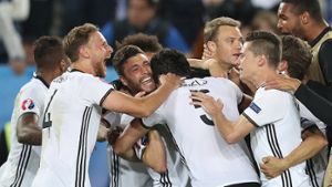 Die deutschen Spieler feiern ihren Sieg gegen Italien im EM-Viertelfinale. Foto: AP