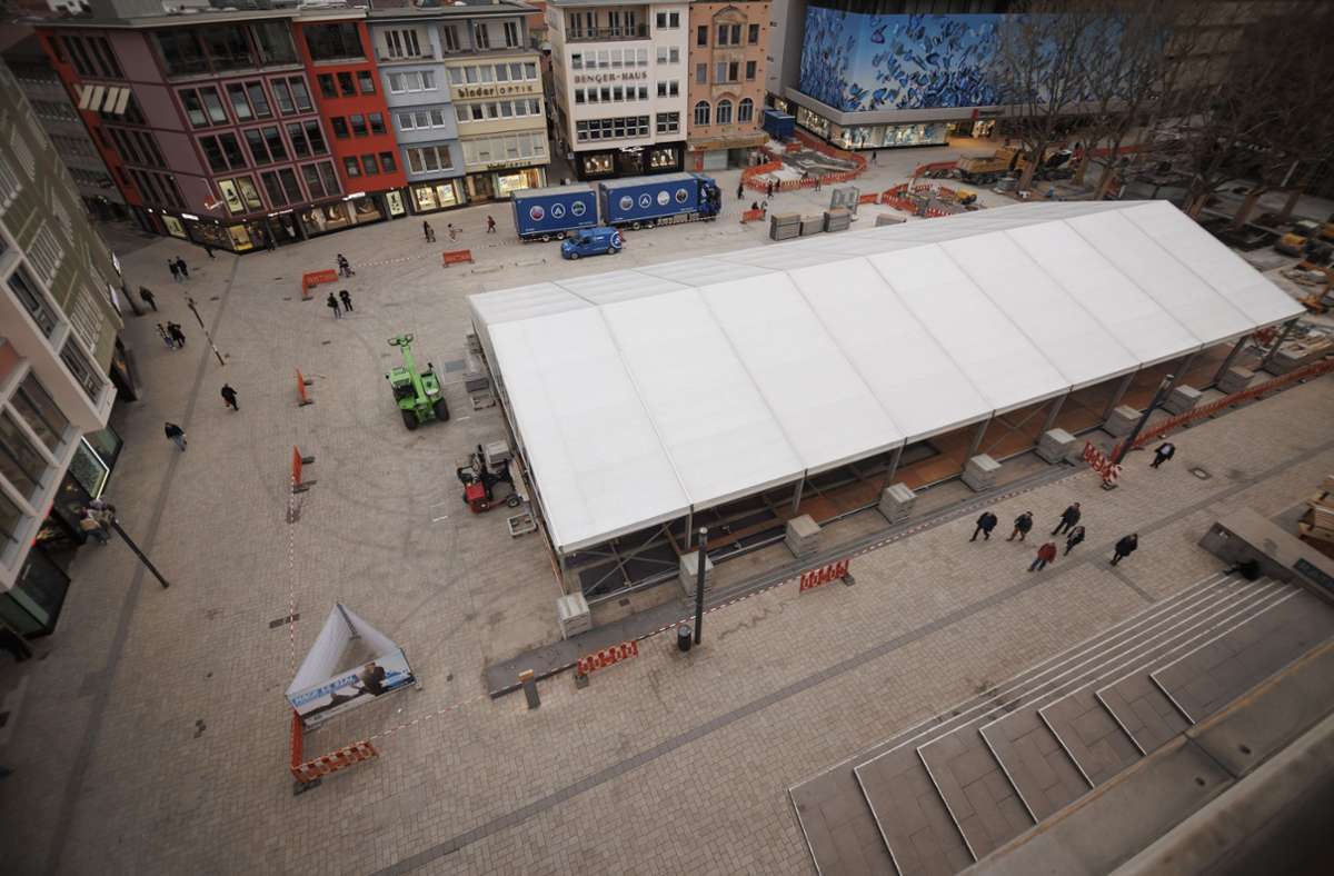 Auf dem neugestalteten  Marktplatz steht  bis Samstag ein  Großzelt für die Ausbildungsmesse „Hands up“. Foto: Lichtgut/Julian Rettig