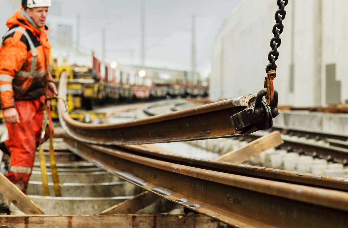 Tonnenschwer und doch flexibel: Die einzelnen Schienenstücke für Stuttgart 21 sind 120 Meter lang. Foto: Lichtgut/Max Kovalenko