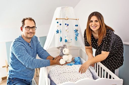 Marco und Julia Klys haben ein Mobile mit Sternen aufgehängt, die sie an ihren  tot geborenen Sohn Noah erinnern. Foto: Ines Rudel