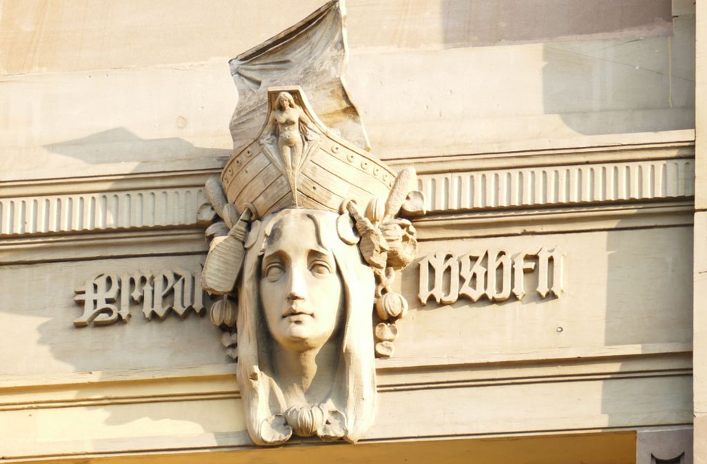 Diese Figur am Gebäude Rotebühlstraße 133 ist ein Symbol für die Stadt Friedrichshafen.