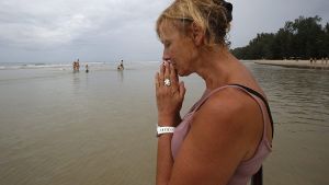 Tausende Menschen sind rings um den Indischen Ozean zusammengekommen, um der Opfer der Tsunami-Katastrophe von 2004 zu gedenken, die rund 230.000 Menschen das Leben kostete. Auch die Deutsche Claudia Geist aus Xanten kam als Überlebende zurück zum Ort des Geschehens. Foto: dpa