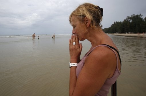 Tausende Menschen sind rings um den Indischen Ozean zusammengekommen, um der Opfer der Tsunami-Katastrophe von 2004 zu gedenken, die rund 230.000 Menschen das Leben kostete. Auch die Deutsche Claudia Geist aus Xanten kam als Überlebende zurück zum Ort des Geschehens. Foto: dpa