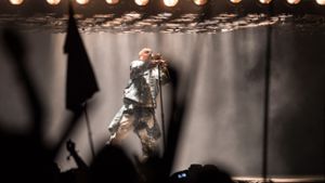 Kanye West singt gegen den Protest an