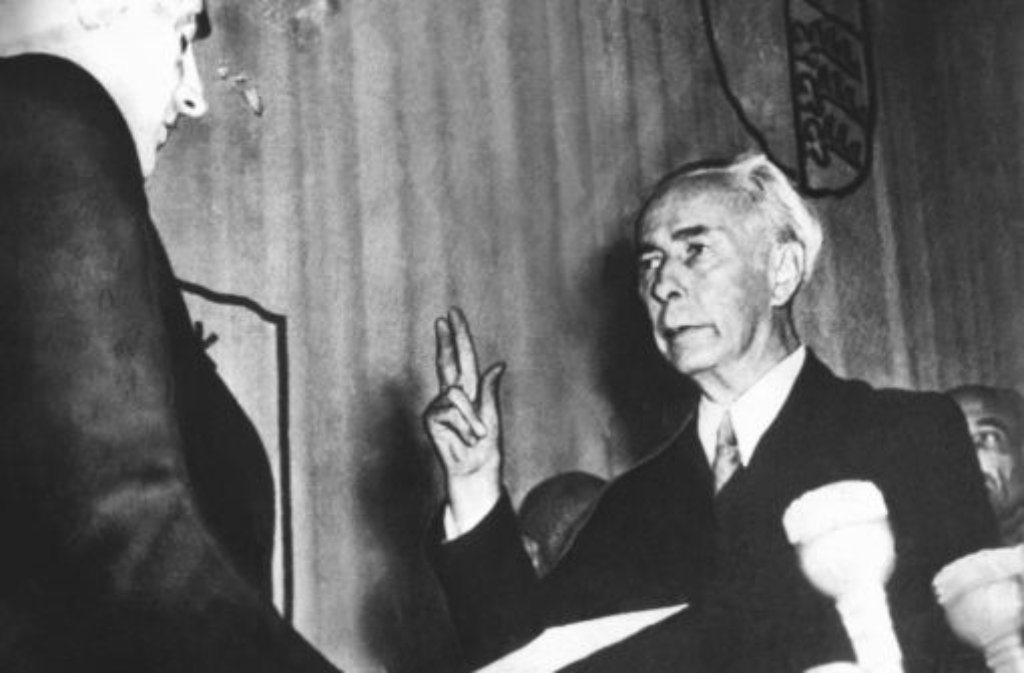 Ein historisches Datum: Am 12. September 1949 begrüßt die noch junge Bundesrepublik Deutschland ihr erstes Staatsoberhaupt: Professor Theodor Heuss (rechts) (1884-1963) bei seiner Vereidigung. Der FDP-Politiker war im Jahr 1945 ...