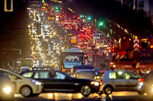 Vertreter der EU-Staaten, des Europaparlaments und der EU-Kommission haben entschieden, dass bis 2030 deutlich weniger klimaschädliche Autos auf die Straße kommen dürfen. Foto: dpa