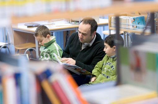 In der interkulturellen Bibliothek können Eltern ihren Kindern in verschiedenen Sprachen  vorlesen. Foto: dpa (Symbolbild)
