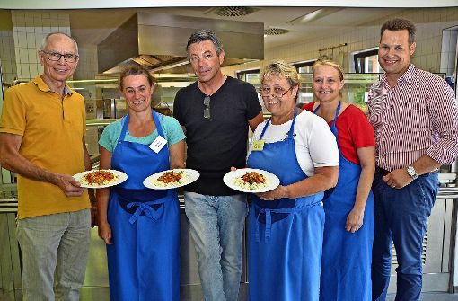 Der Gefängniskoch und Food-Blogger Johannes Guggenberger (Mitte) feierte mit Bürgermeister Kalbfell (r.), Armin Ruf (l.) und Kochmüttern das zehnjährige Bestehen. Foto: Tetik