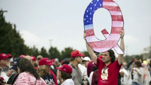 „QAnon“-Anhänger verbreiten abstruse und unbelegte Theorien. Foto: AP/Matt Rourke
