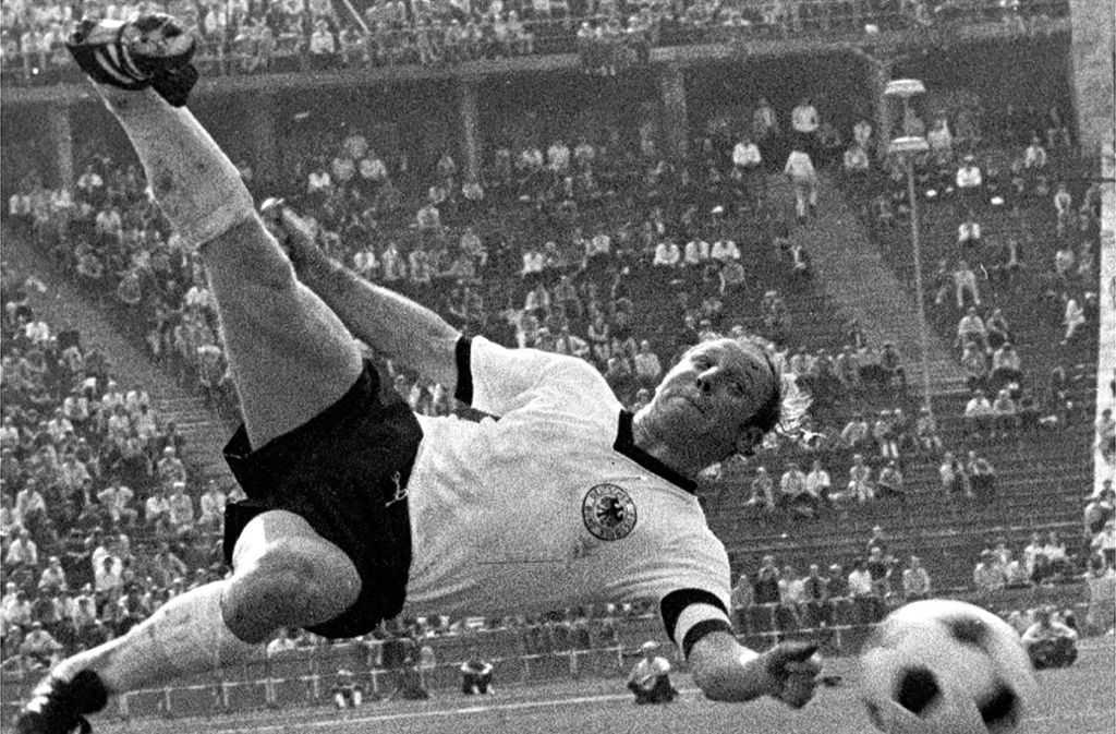 21. Oktober 1959, Deutschland – Niederlande 7:0: Bis heute ist das 7:0 der höchste deutsche Sieg gegen Holland. Mann des Spiels war damals Uwe Seeler, der im heutigen Rheinenergiestadion des 1. FC Köln einen Dreierpack schnürte. An der Seitenlinie gab Weltmeister-Coach Sepp Herberger die Kommandos.
