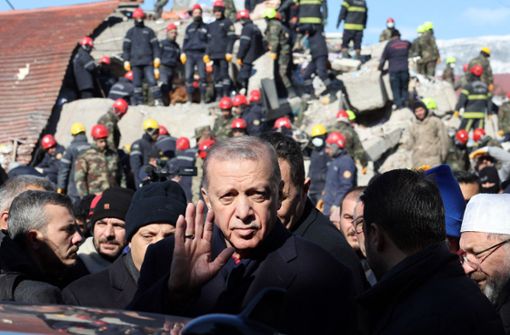 Der türkische Präsident Erdogan war am Mittwoch zum ersten Mal im Erdbebengebiet. Foto: AFP/ADEM ALTAN