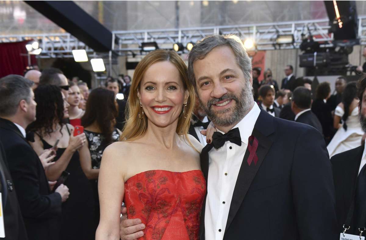 Judd Apatow (rechts) mit seiner Frau, der Schauspielerin Leslie Mann, bei der Oscar-Verleihung im Jahr 2018 in Los Angeles Foto: AP/Charles Sykes