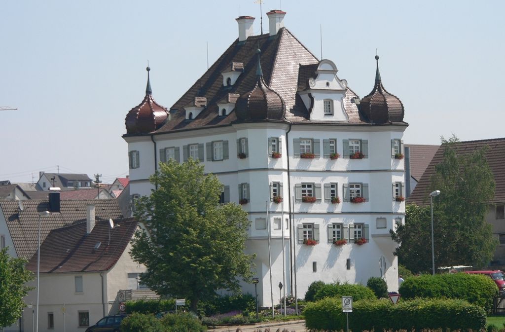 Bernstadt: Auch wenn es anders aussieht: das Schloss von Bernstadt im Alb-Donau-Kreis hat ein Bürger gebaut. Heute sitzt dort die Stadtverwaltung.