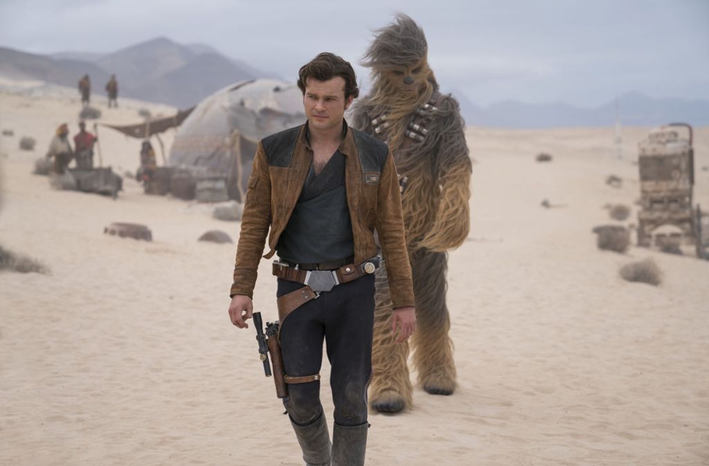 Alden Ehrenreich (hier mit   Joonas Suotamo als Chewbacca) ist ein schmucker Cowboy, bleibt    als Titelheld in „Solo – A Star Wars Story“  aber eher ein Leichtgewicht