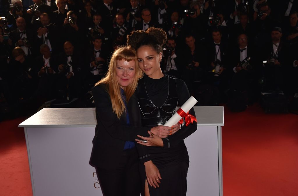 Andrea Arnold (L) mit der amerikanischen Schauspielerin Sasha Lane, nachdem sie den Jurypreis gewann.