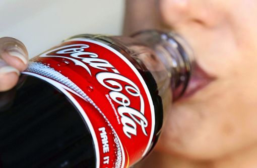 Kunststoff oder Glas: Coca-Cola-Käufer haben die Wahl. Foto: dpa/Gero Breloer