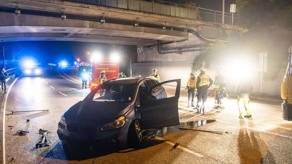 Unfall in Ludwigsburg: 20-Jähriger fährt mit Auto von Brücke – hoher Schaden