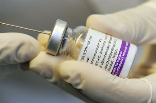 Eine Impfdosis Pandemrix gegen die sogenannte Schweinegrippe wird von einem Mediziner  zur Injektion vorbereitet. Foto: Boris Roessler/dpa