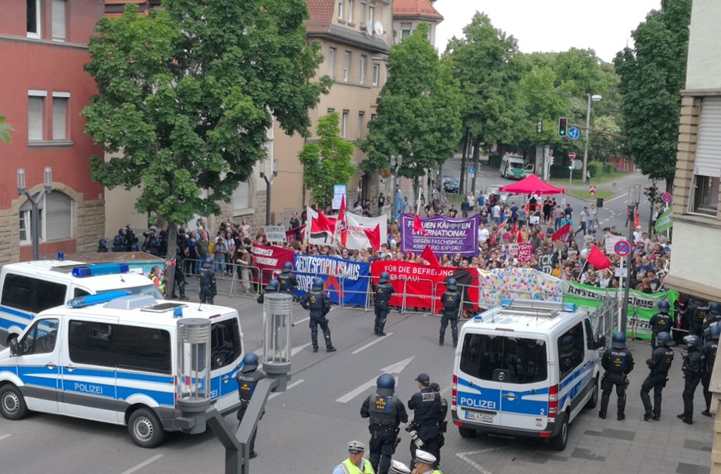Den Gegendemonstranten haben sich in einiger Entfernung zum Wilhelm-Geiger-Platz formiert. Foto: Andreas Rosar