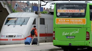 Fernbus gegen Deutsche Bahn - Wer kommt schneller ans Ziel? Foto: dpa
